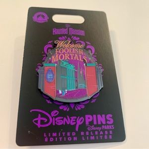 NWT. Disney Haunted Mansion pin “Welcome Foolish Mortals” Pin glows!